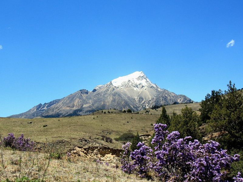 格聂神山的藏语名为呷玛日巴,是我国藏传佛教24座神山中的第13座女神