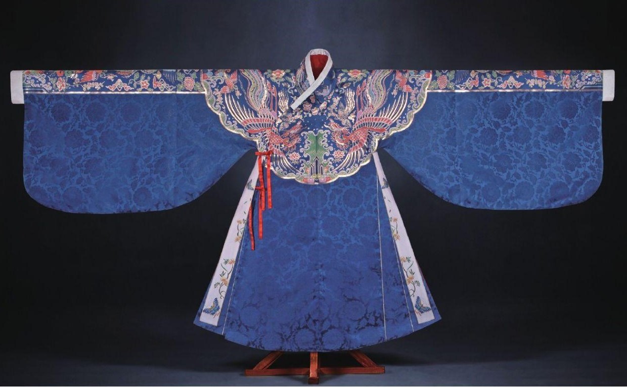 交领右衽:交领指衣服前襟左右相交.衽,本义衣襟.