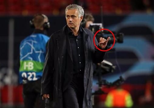 争议!穆帅3次朝镜头竖小拇指 英媒解读:讽刺敌人某部位太小