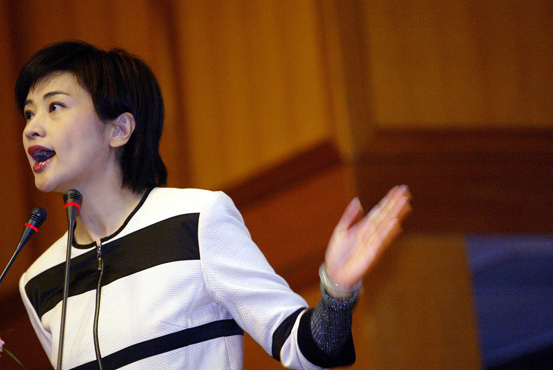 女人的美,都是男人"夸"出来的  凤凰卫视主持人吴小莉说,她嫁给丈夫的