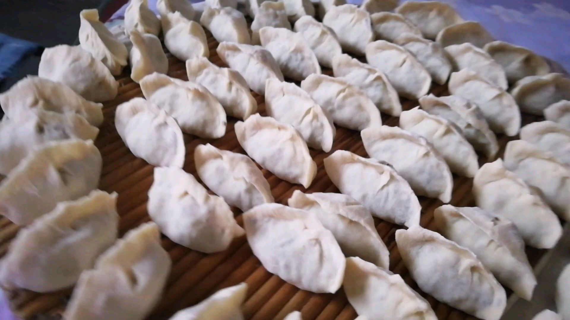 今晚吃饺子了,疯子和老妈一块捏饺子,大家猜猜是什么馅的?