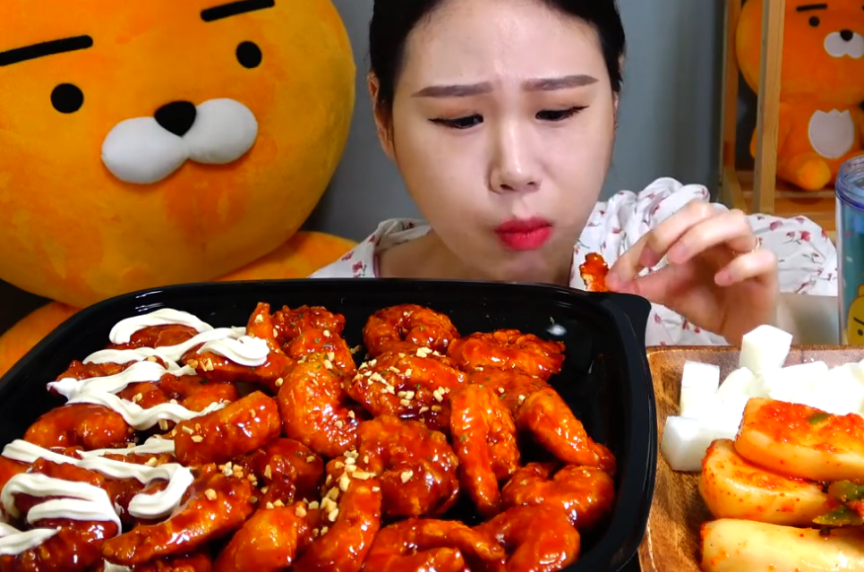 看过韩国大胃王卡妹的吃播视频,紧急呼叫浪老师:来,示范一下