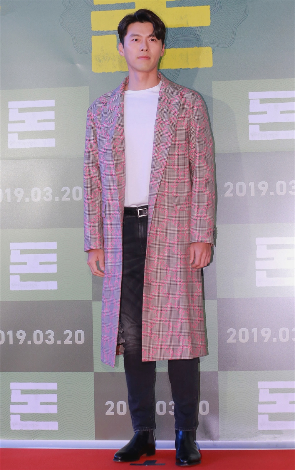 玄彬变回霸气总裁,白t搭配长大衣利落有型,腿短的人不敢这么穿