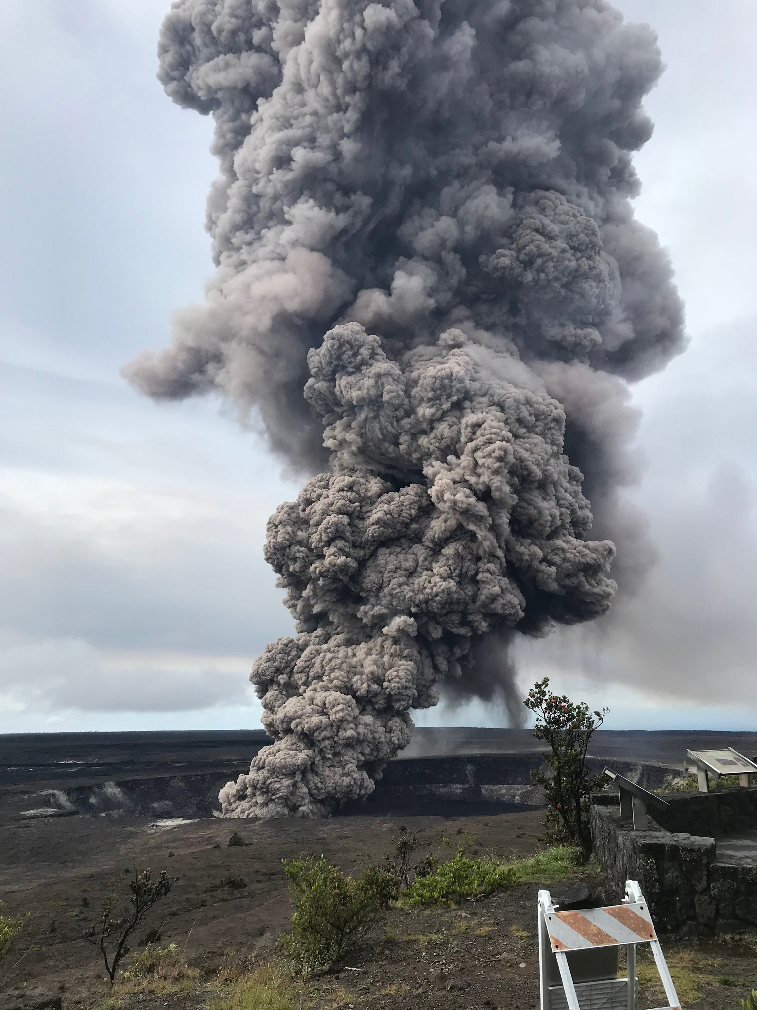 夏威夷火山喷发新现裂缝 又一拨居民被迫疏散