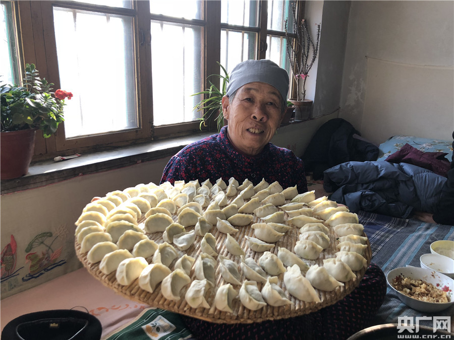 春节包饺子照片真人图片