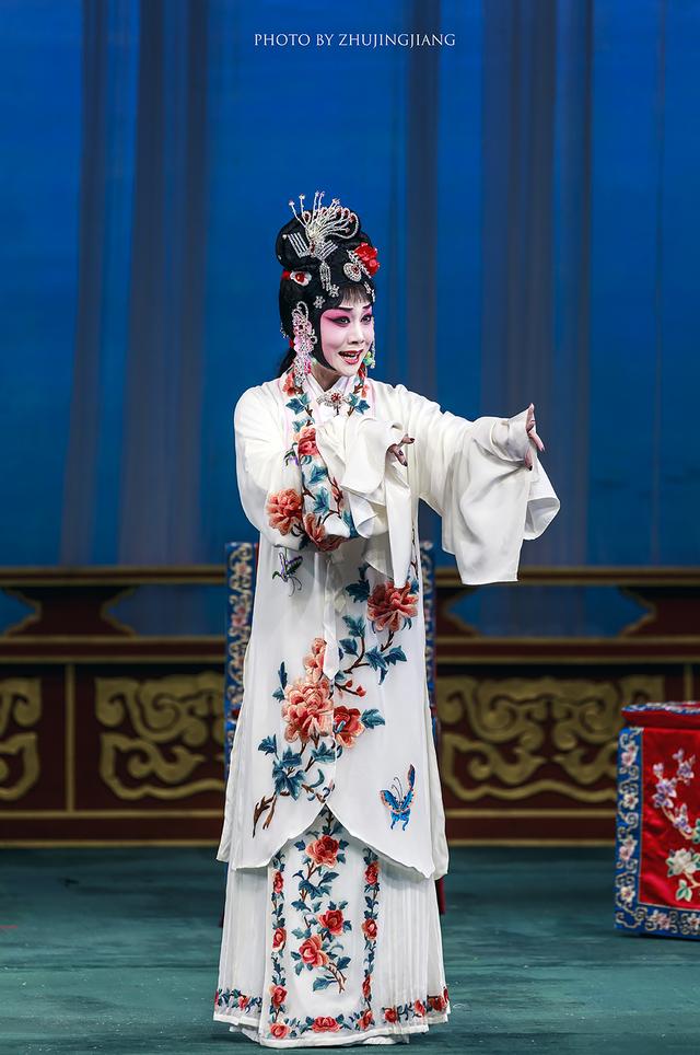 王岳凌主演京剧《王熙凤大闹宁国府》