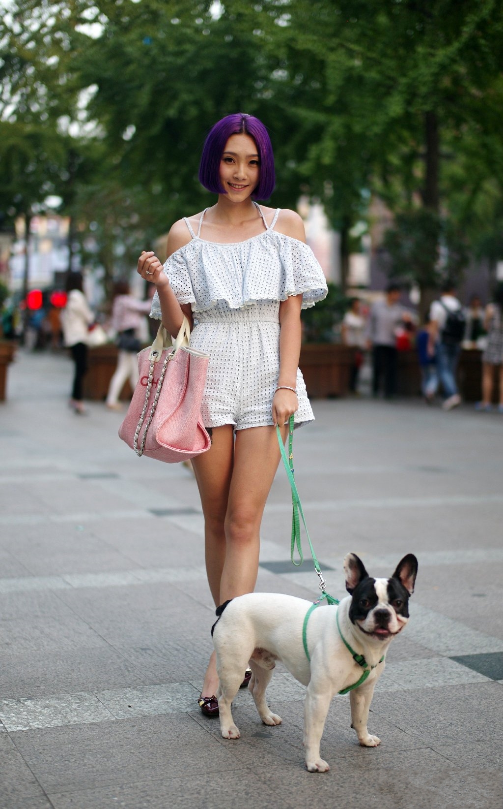 街拍:时尚小姐姐永远是街头一景,图6美女气场十足!