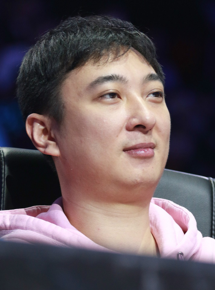 王思聪坐镇评委席大笑露双下巴 傅菁红西装干练与强东玥同框