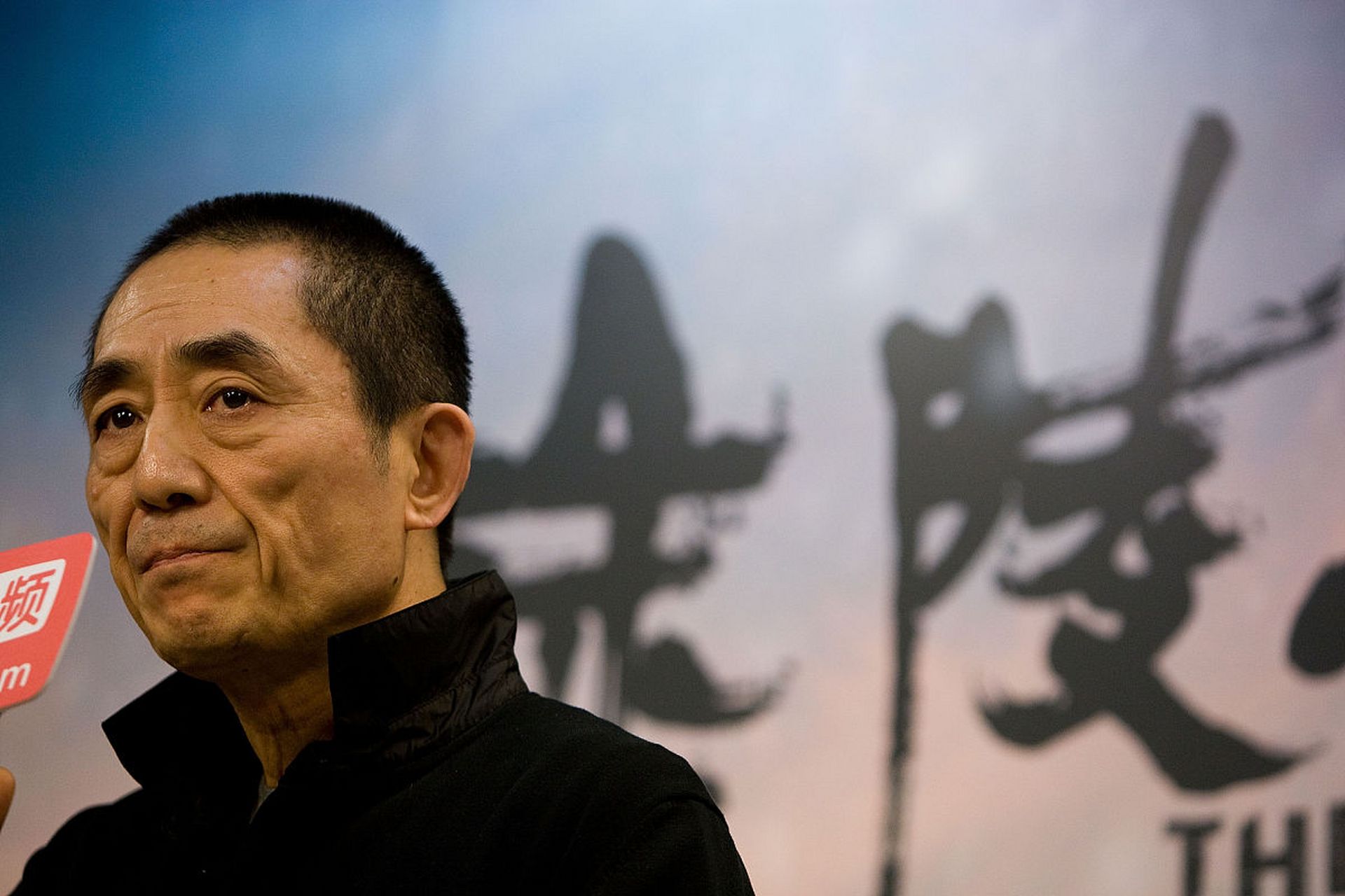 现在,张艺谋导演的全新作品《坚如磐石》将带你领略不一样的电影世界!