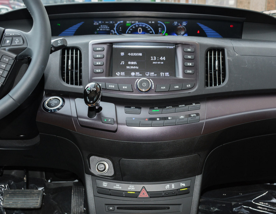 这是这款车的中控台,各个功能分布的都很明确,设计的不错.