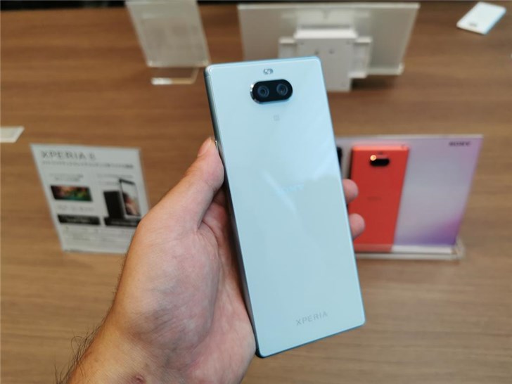 索尼xperia 8真机实拍图:黑白橘青四种配色