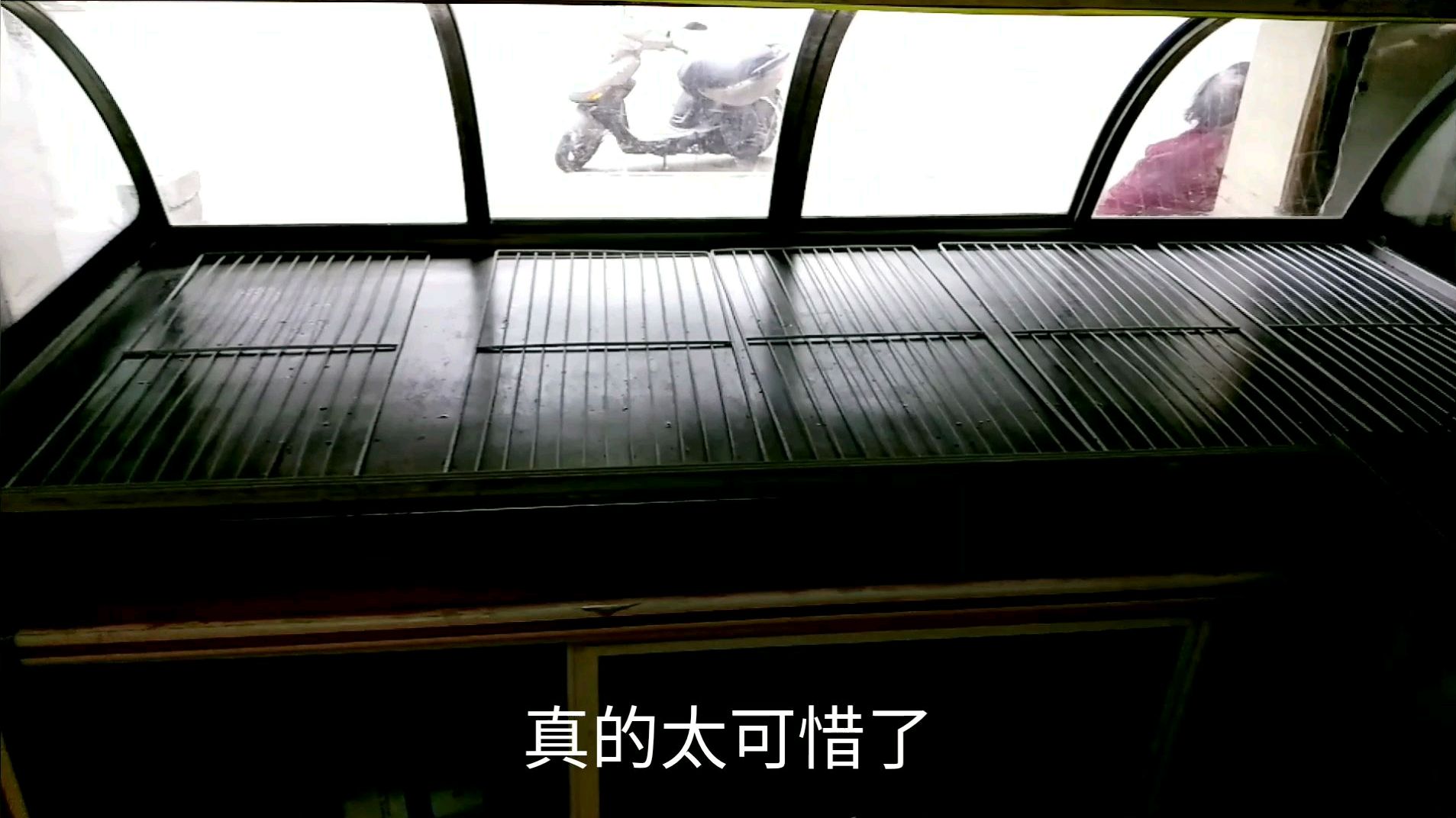 做了一年的卤菜店被我干倒闭了,买的设备光冰箱就得赔进去小一万