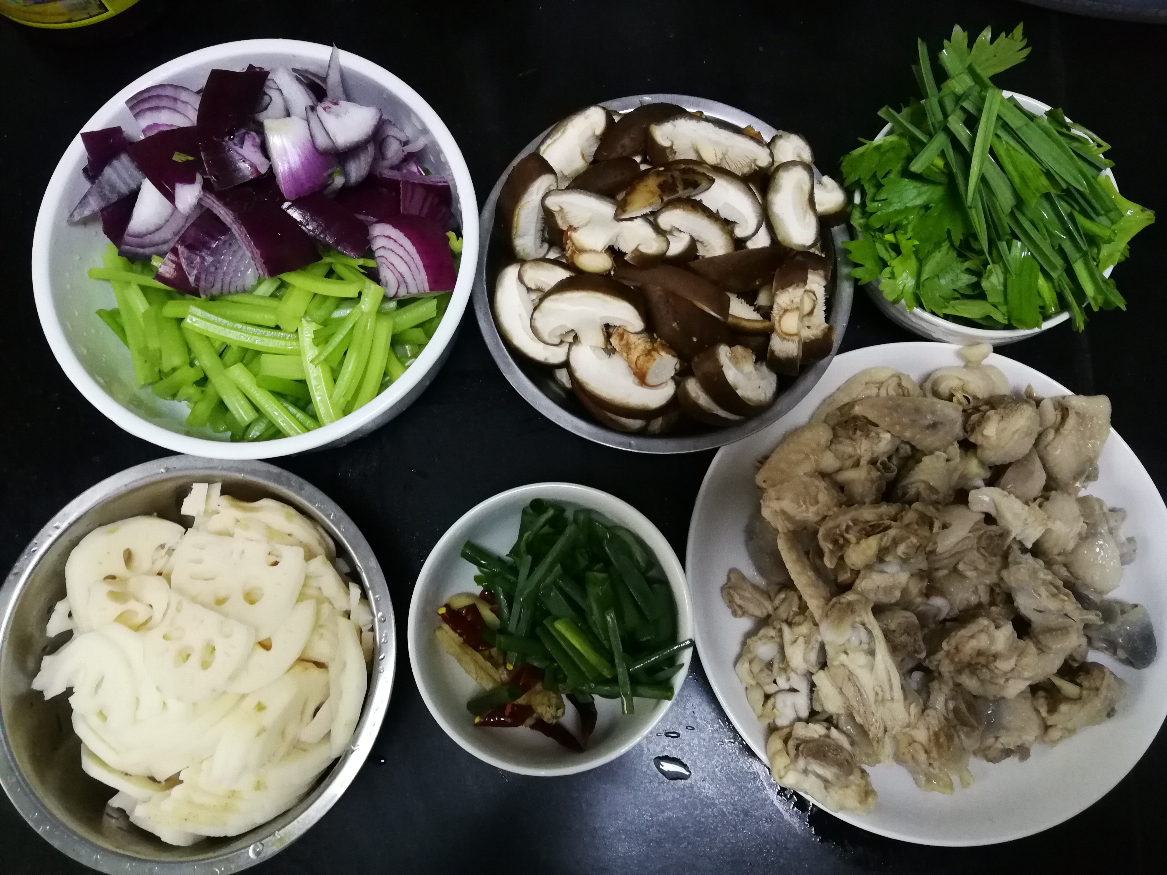 办公室工作餐,4个人就做了一道菜,有滋有味,比点外卖还划算