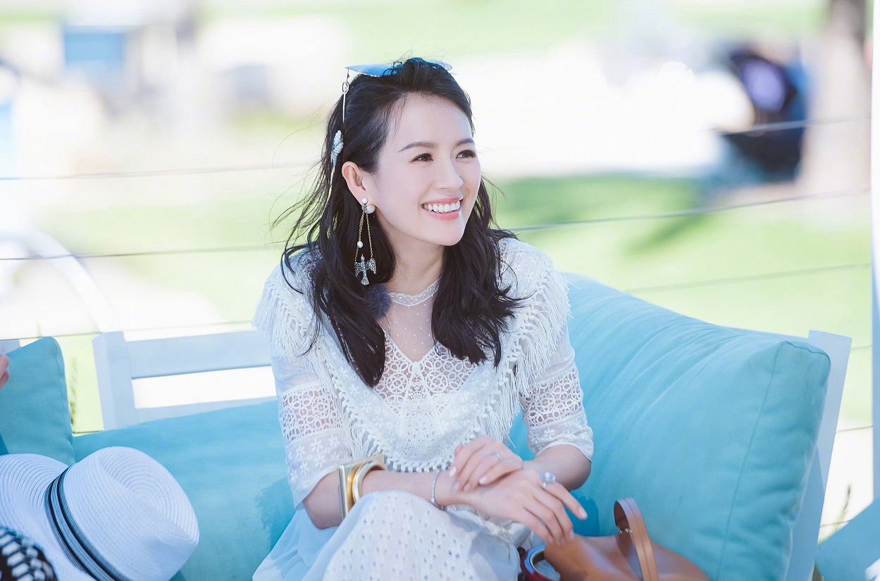 章子怡调侃女儿长得丑,长相不随父母,五官却随他