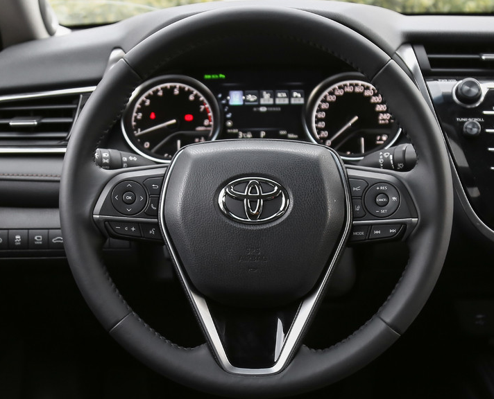 这款车的方向盘上的功能键相对来说比较简单,使用起来很方便,操控起来