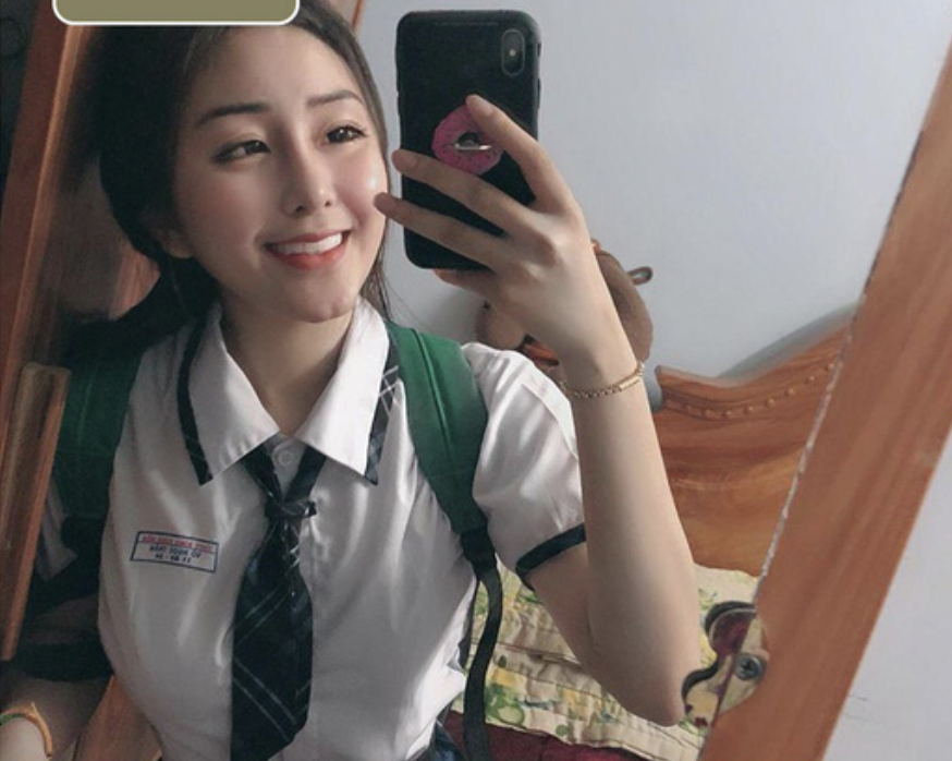 越南美女通常以白皙的皮肤,加上纤细的小蛮腰和姣好的身材著称,穿上