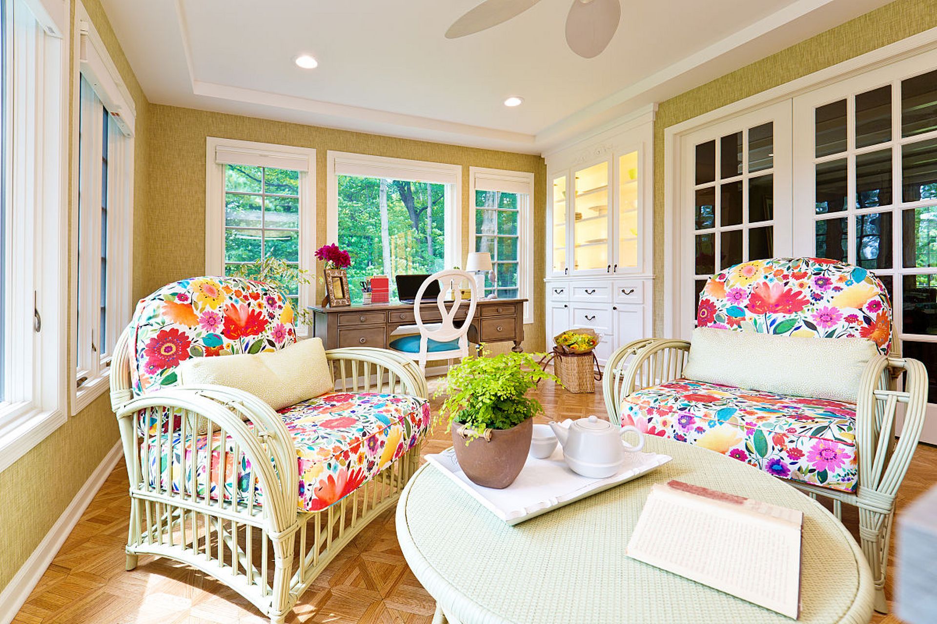 田园风格的家居装修要点主要包括:  1.