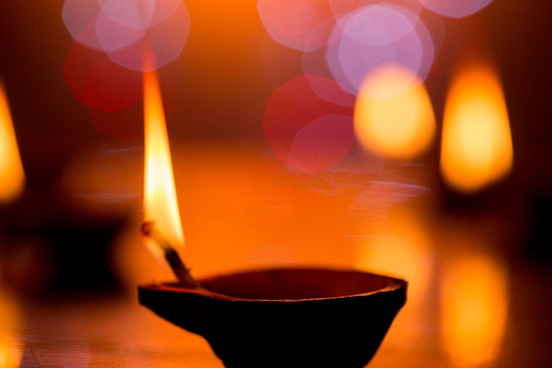 古墓长明灯是中国传统文化中的一种瑰宝,它是一种可以长时间燃烧的 