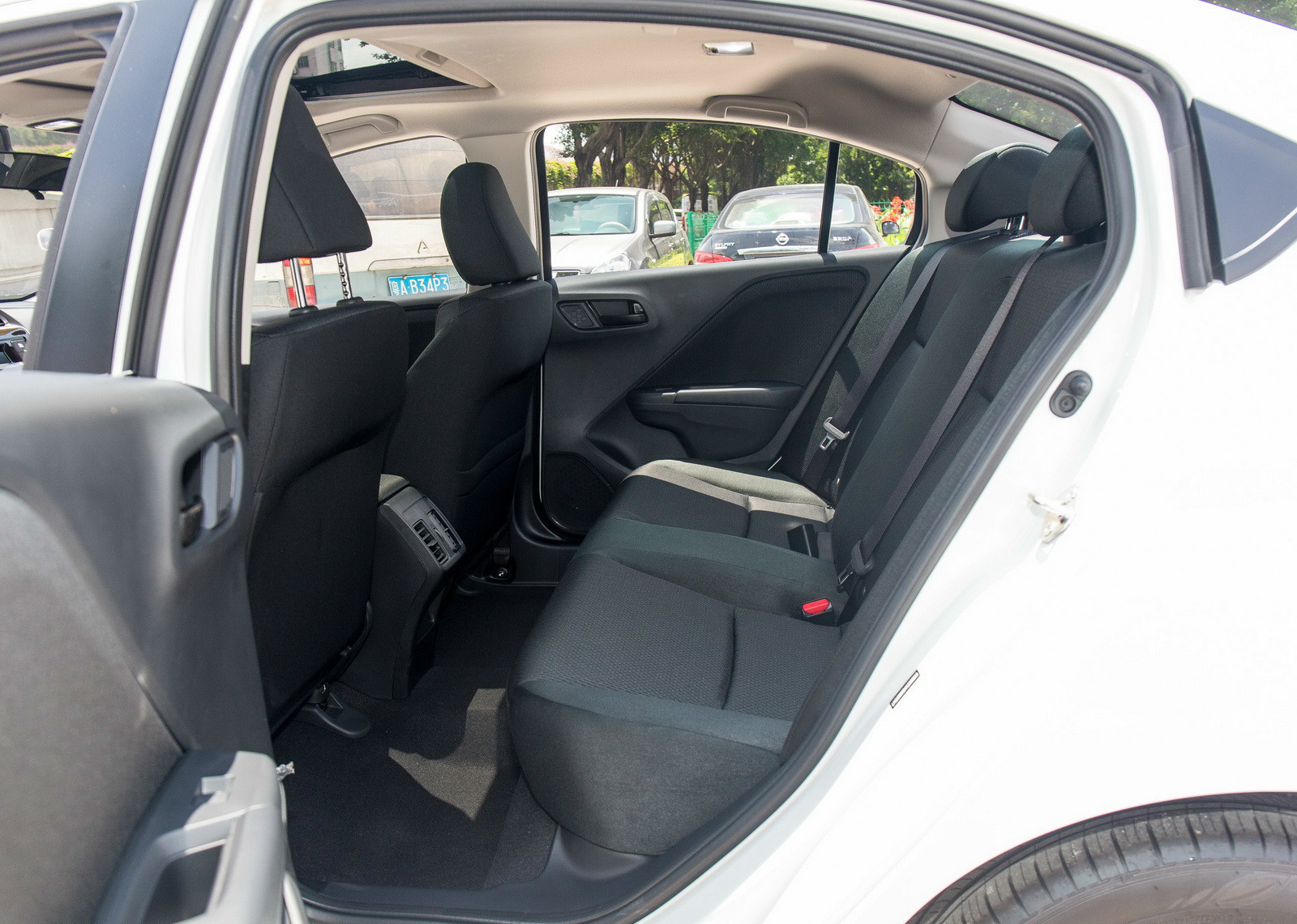 这款车尾部的设计饱满简洁,散发出了这款车应有的气场.