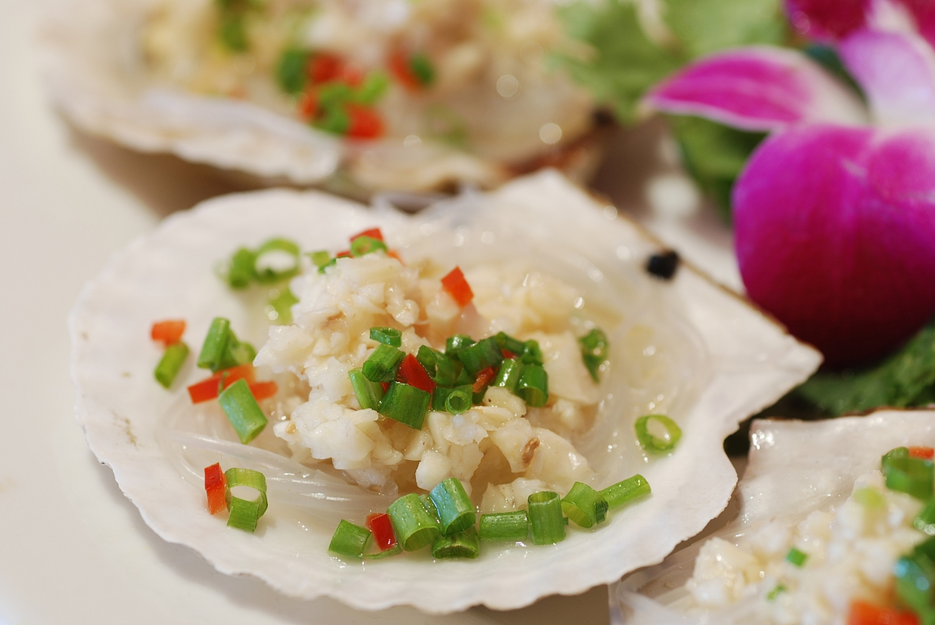 白贝是一种鲜美营养丰富的海鲜,本文介绍了清蒸,蒜蓉蒸和香煎三种烹饪