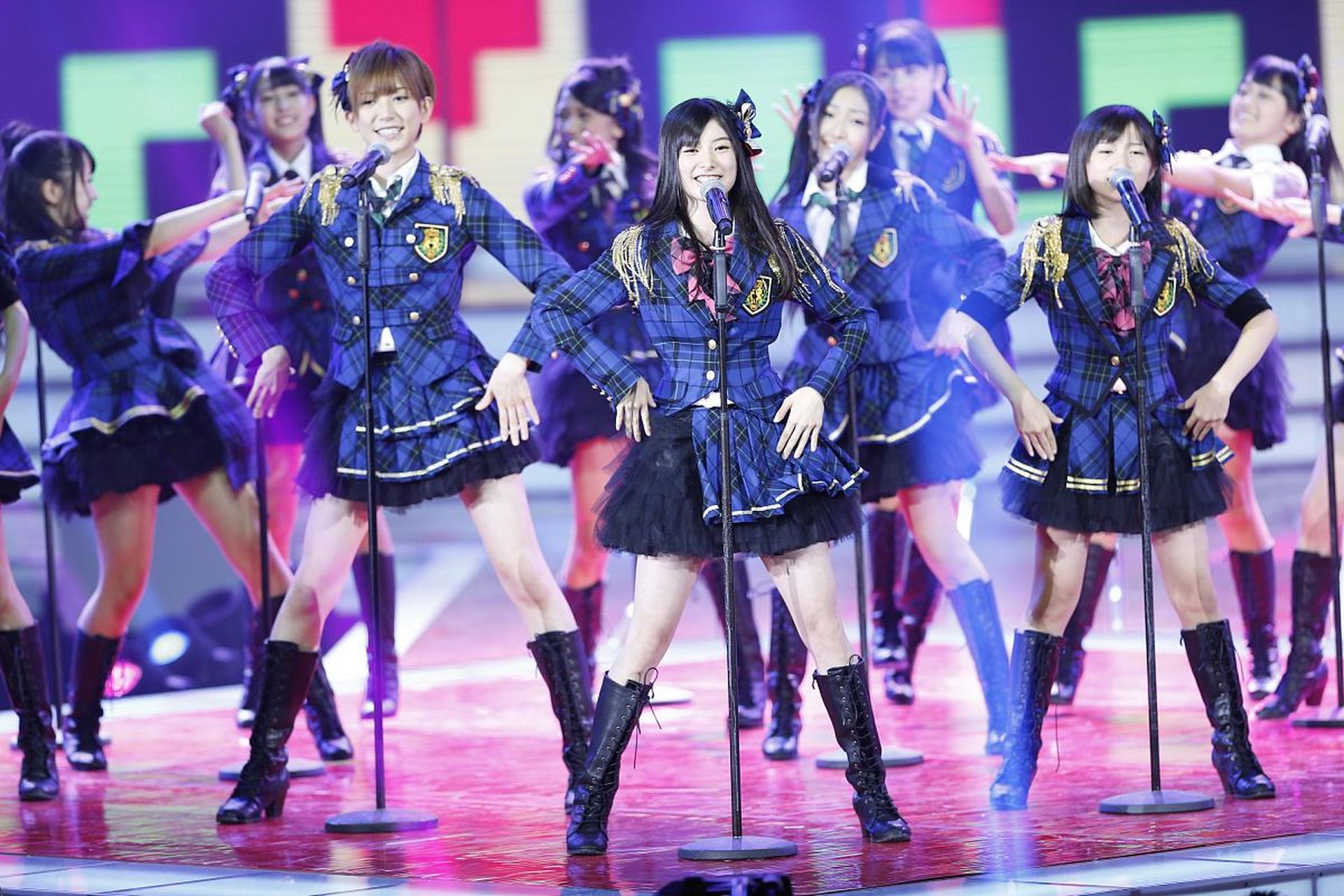 这个舞蹈风格跟以往大相径庭,不禁让人好奇,时代少年团的舞蹈风格是否