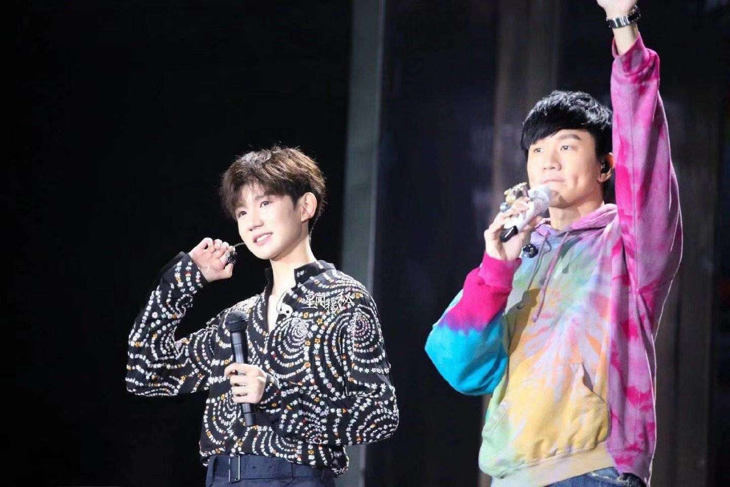 林俊杰邀请王源来看演唱会,王源的回应很真实,是小迷弟无疑了