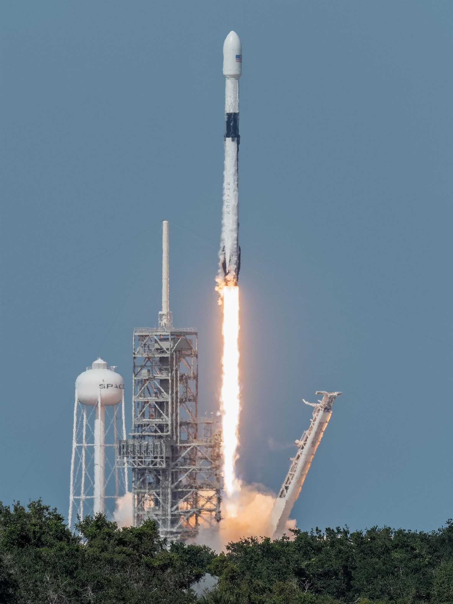 spacex成功发射新型猎鹰9号火箭