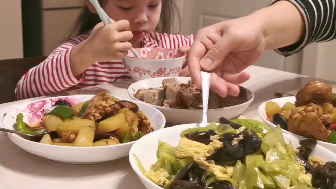 老妈从老家回来了,今天吃香菇烧鸡肉,太香了,一家人在一起才好