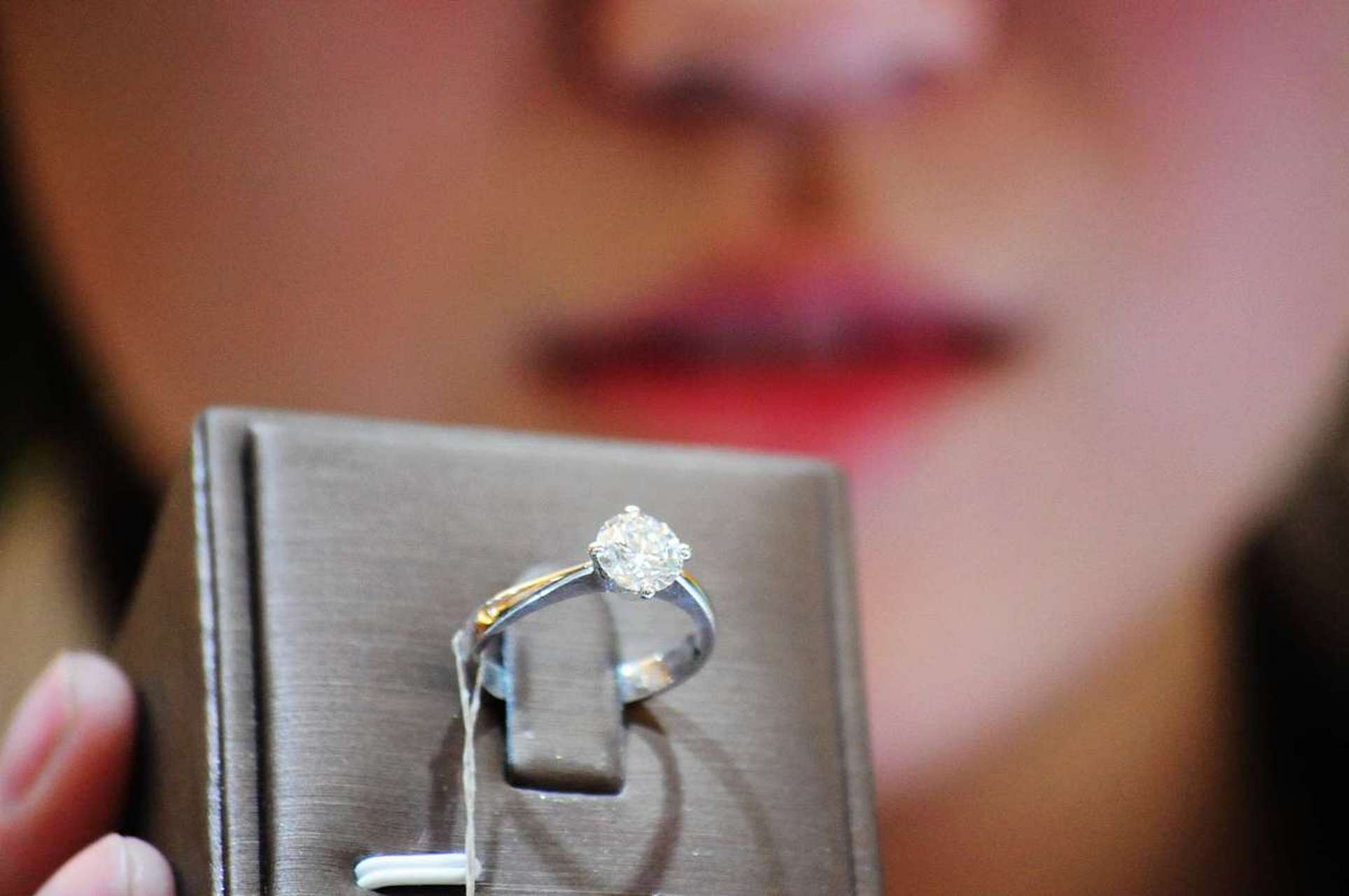 你是否听说过男士一生只能定制一枚的dr钻戒?