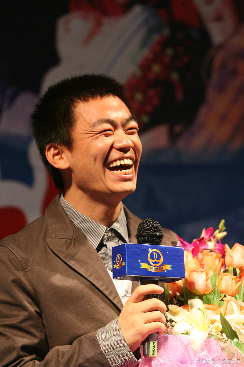 王宝强回河北老家登台唱戏上热搜,为家乡代言,获宝藏男演员称号