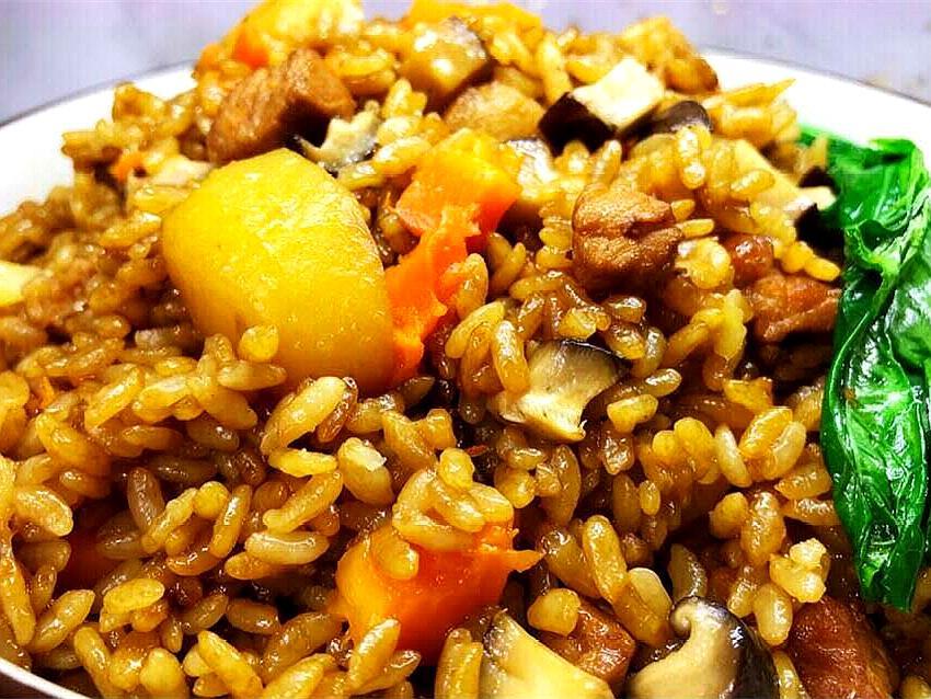 适合懒人的土豆香菇焖饭,色香味俱全,一个电饭锅就能搞定的大餐