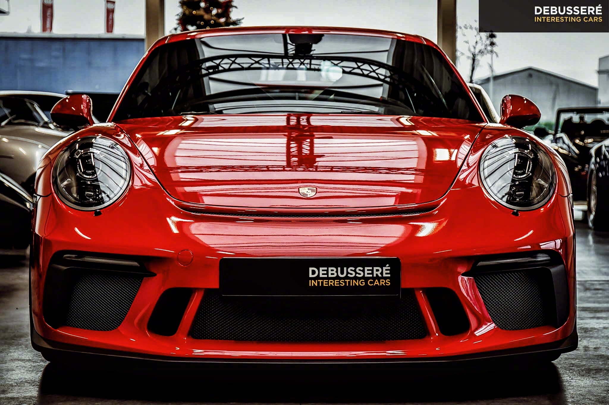 大红色的保时捷911 gt3,外观很光亮