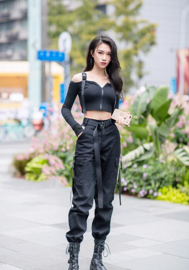 街拍:小姐姐一身黄色连衣短裙太美,展现的魅力刚刚好!