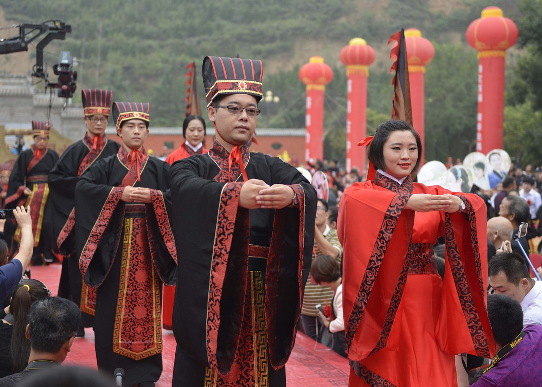 "三月三,拜轩辕",古人认为三月三这一天是黄帝的诞辰,因此每年三月三