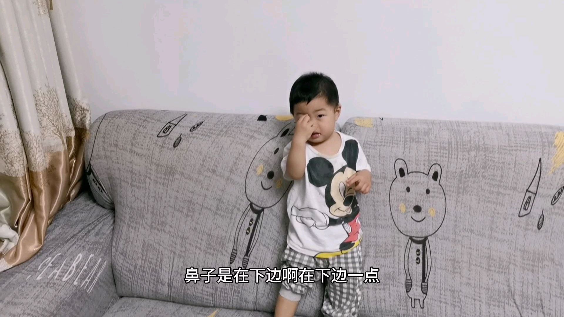 16个月宝宝真聪明,爸爸让做啥就做啥,宝宝好懂事啊
