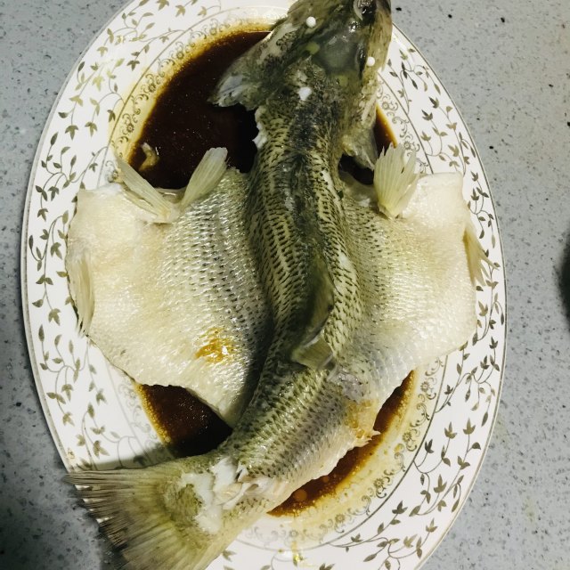 清蒸加州鲈,肉质鲜嫩肥美,清蒸也很入味