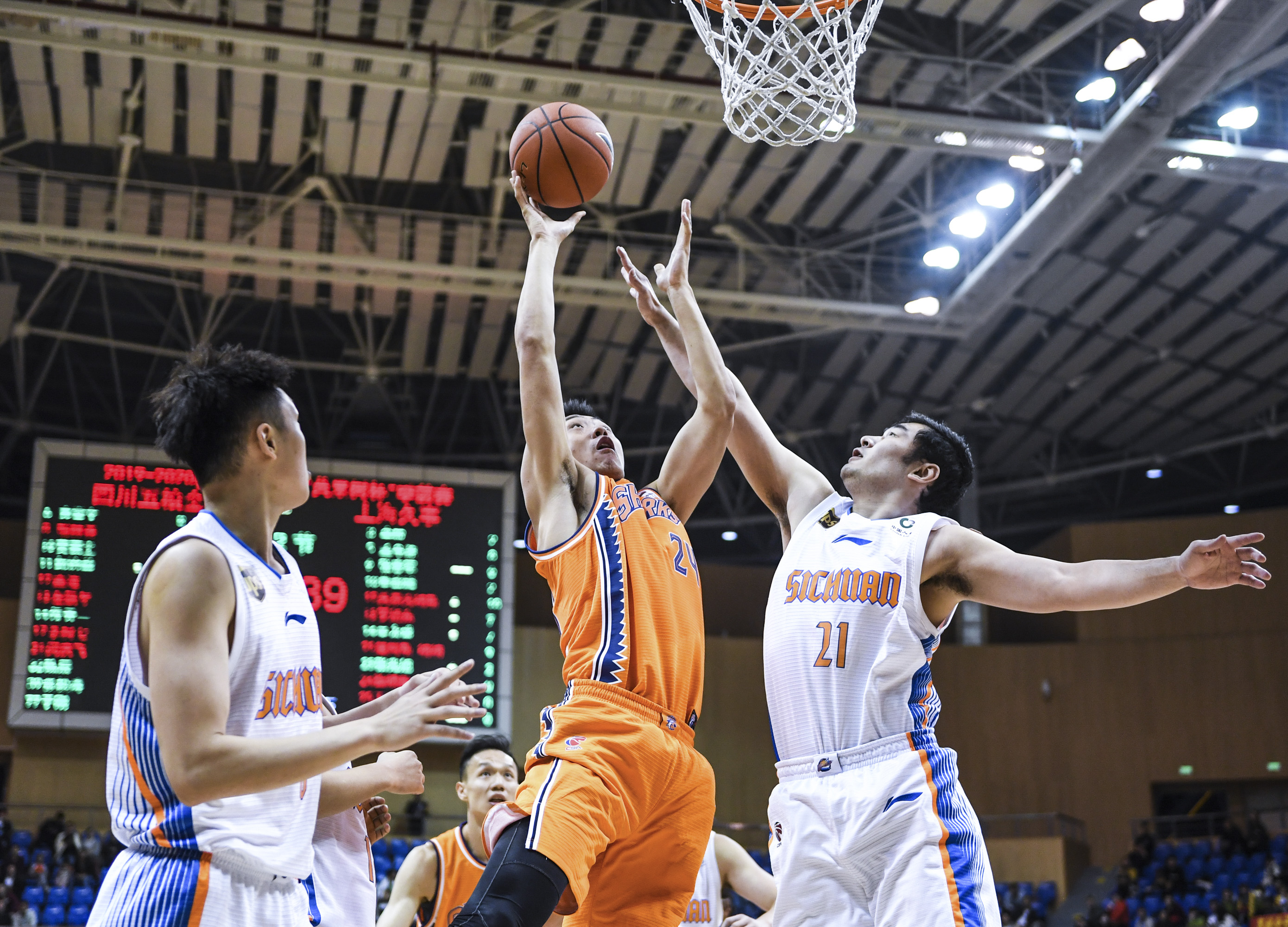 篮球——cba季前赛:上海久事胜四川五粮金樽(3)