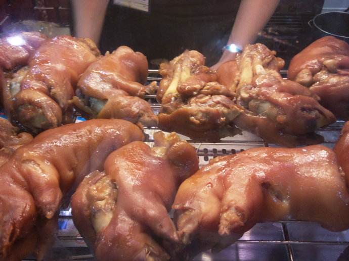 买猪脚时,挑"前腿"还是"后腿"?很多人买错了,难怪炖不软烂