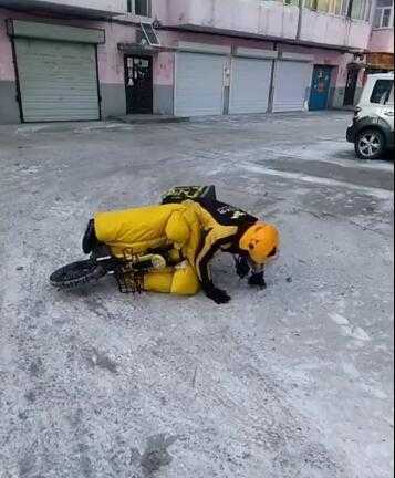 美团外卖小哥降雪天送餐一天摔倒4次,最怕遭客户差评