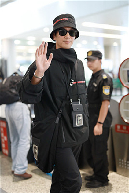 杜江现身机场.他全套黑色look墨镜遮面酷帅十足,走路生风似大佬.