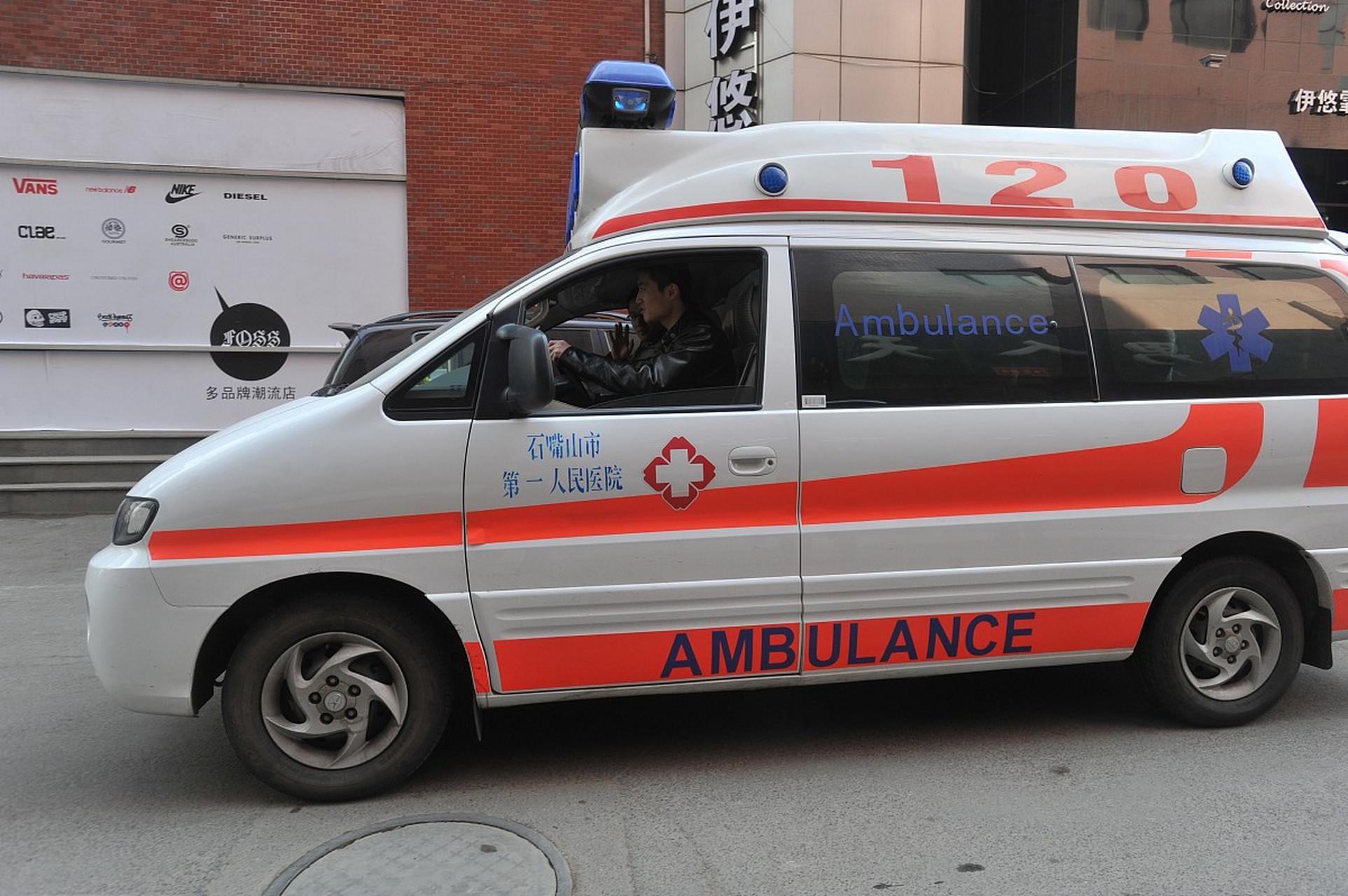 然而,救护车在抵达现场后,却将男子抬上了车,然后又立即将他抬了下来.