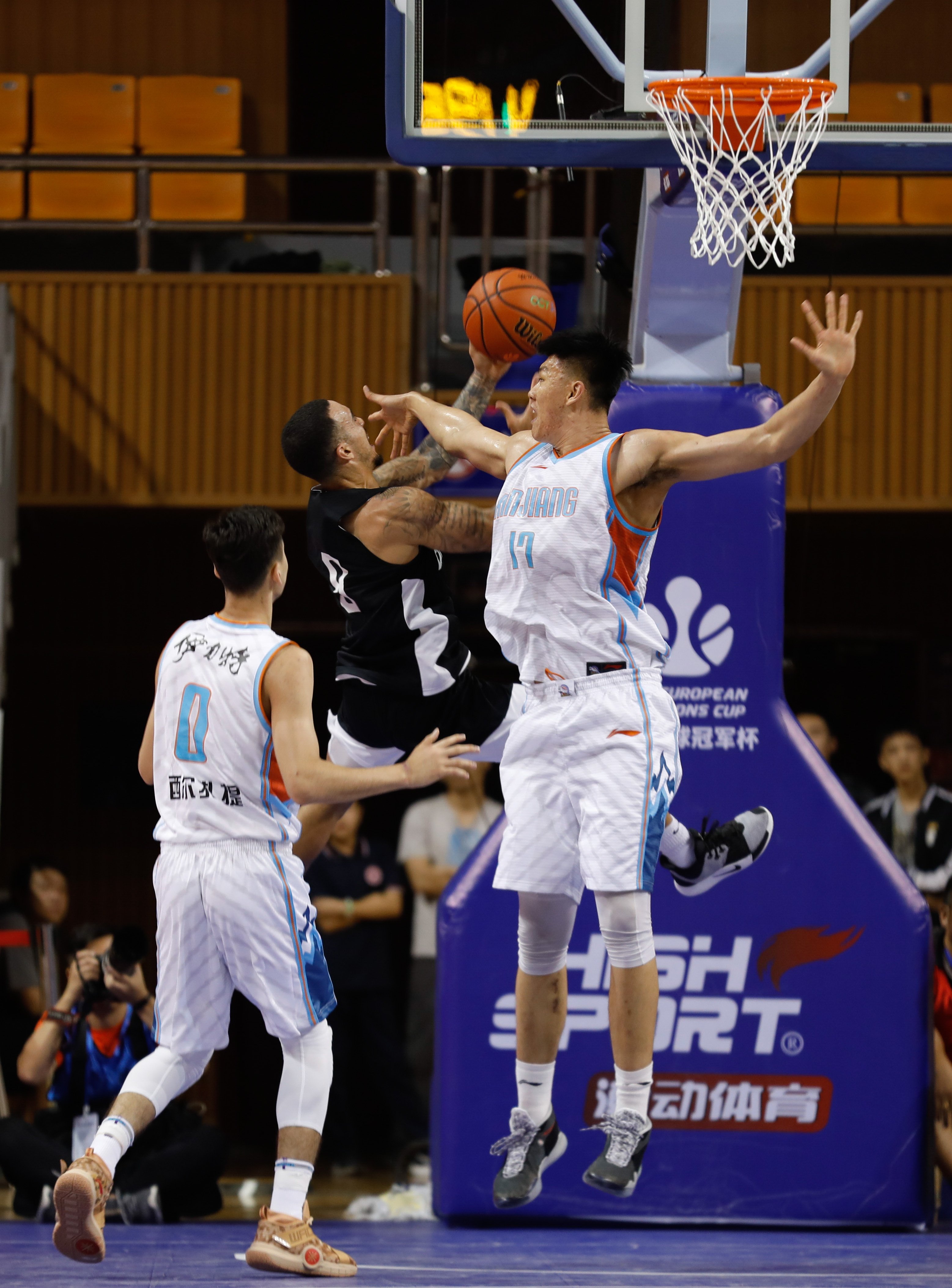 篮球——"一带一路"中欧篮球冠军杯:新疆伊力特队胜诺夫哥罗德队