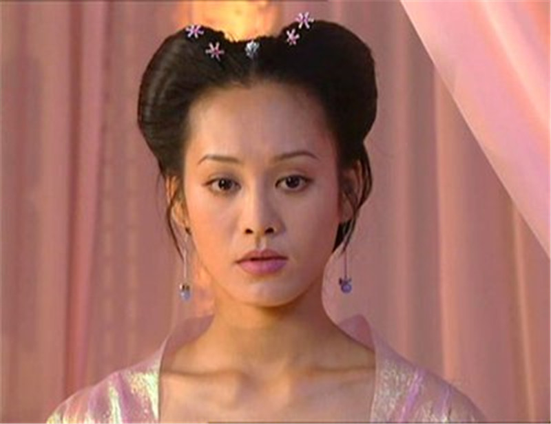 他创建皇帝制度,亲生母亲不仅淫乱后宫,就连他的出生也成了迷