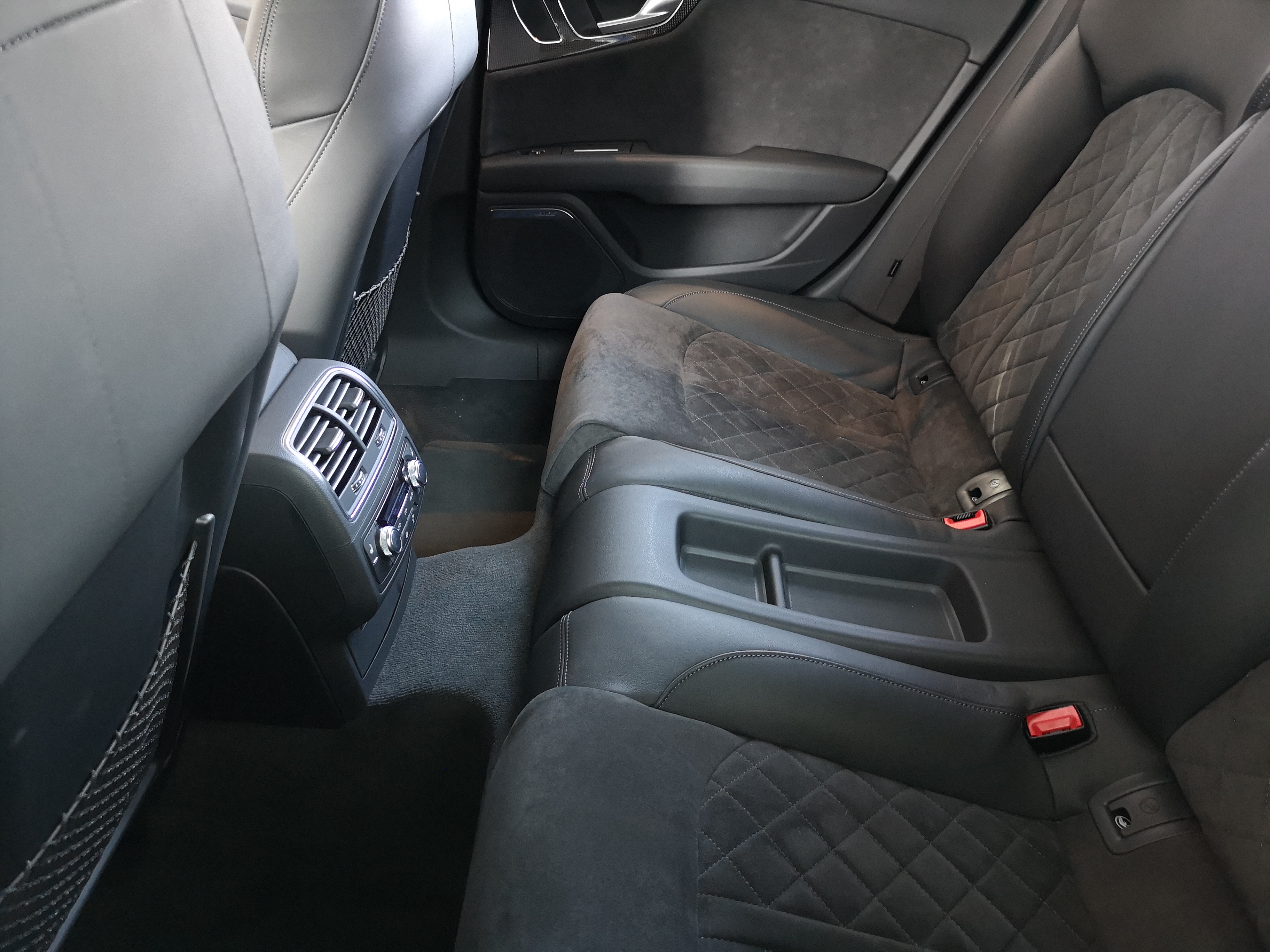 中控区域,大面积的碳纤维内饰板装饰,笔者还是比较喜欢碳纤维这种光滑