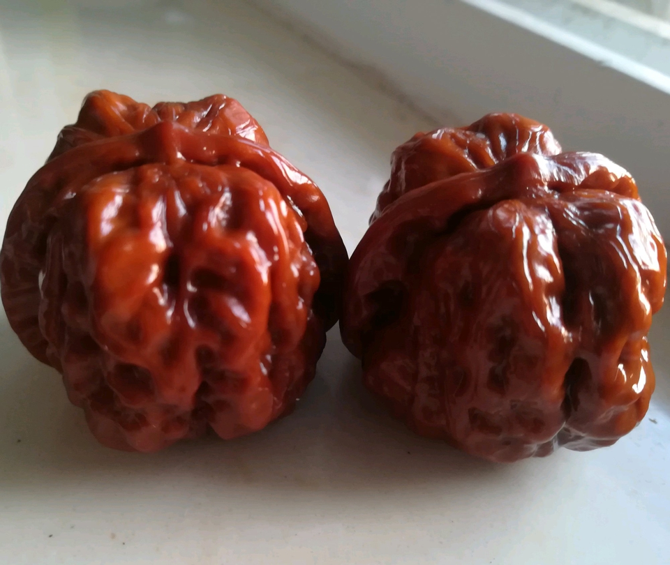 包浆玉化的文玩核桃,手感如同玛瑙一般