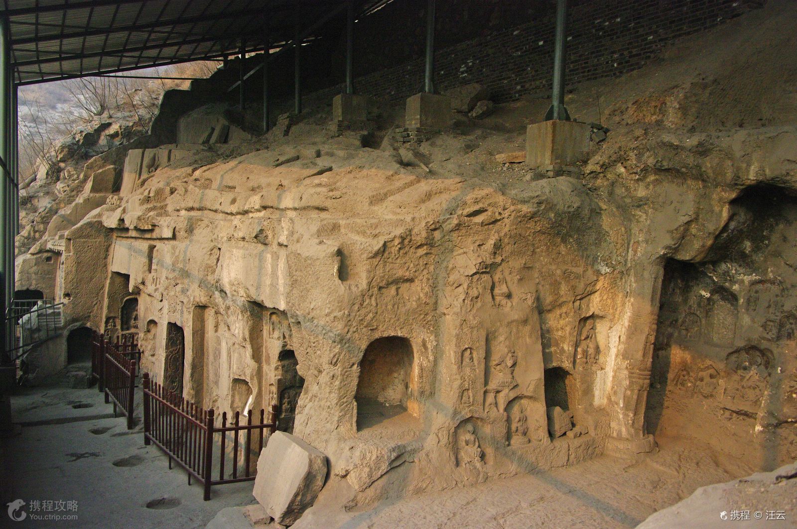 因石窟群在山腰,人们谈笑,拂袖,走动均能发出铿锵的回声,传名响堂山