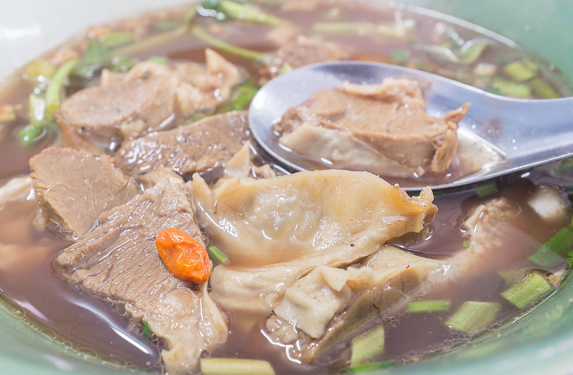 羊心炖汤带你体验中华美食魅力,红枣枸杞搭配补气养血.