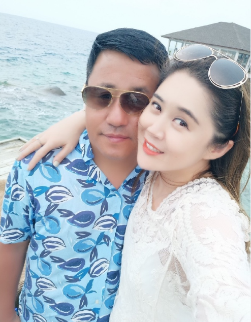 赵本山四弟子,象牙山的王长贵,54岁的他,其小19岁的老婆长这样