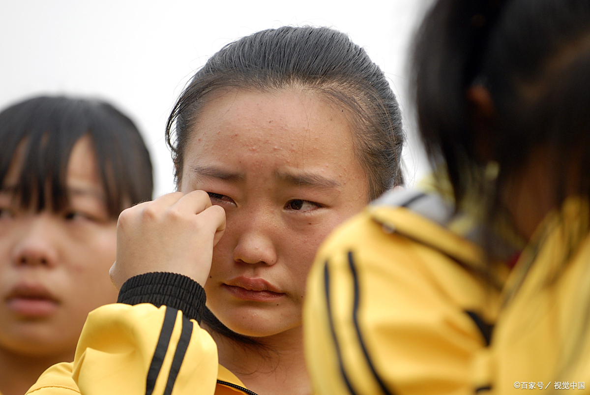 一位老师告诉我,刚刚开学的时候,她哭了,她有一万个舍不得,原因是根据