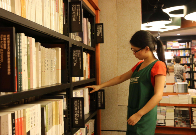 新华书店只看书不买书的人那么多,为什么不会倒?内行人道出实情